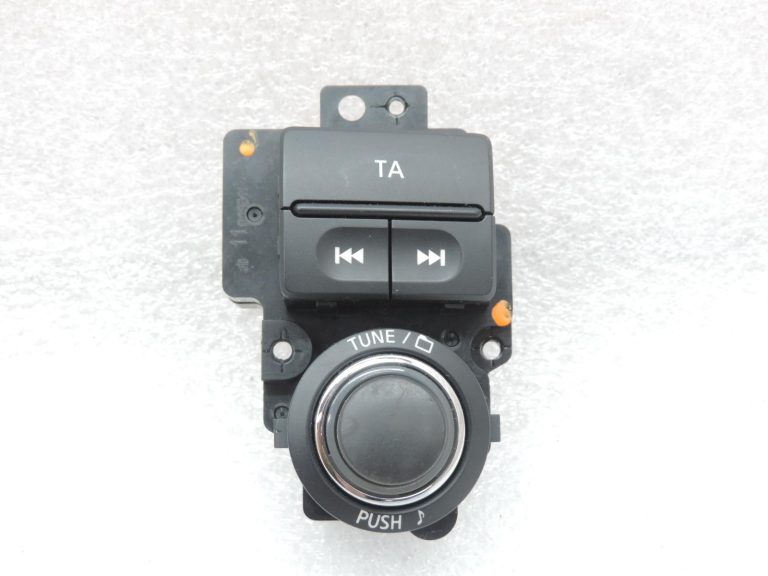Nissan Navara II D40 radio navigācijas vadības slēdzis labajā pusē