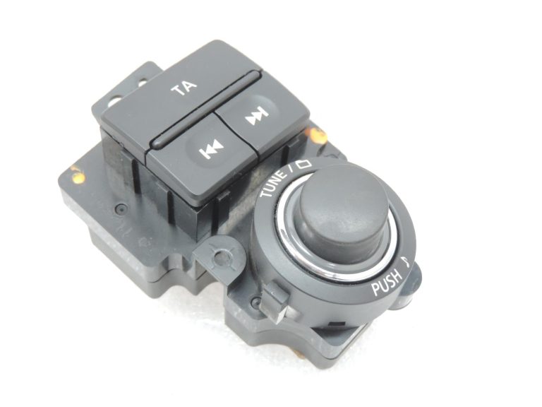 Nissan Navara II D40 radio navigācijas vadības slēdzis labajā pusē