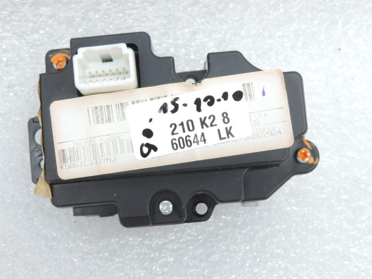 Nissan Navara II D40 radio navigācijas vadības slēdzis labajā pusē