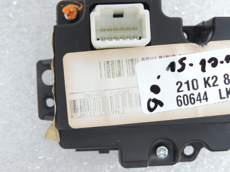 Nissan Navara II D40 radio navigācijas vadības slēdzis labajā pusē