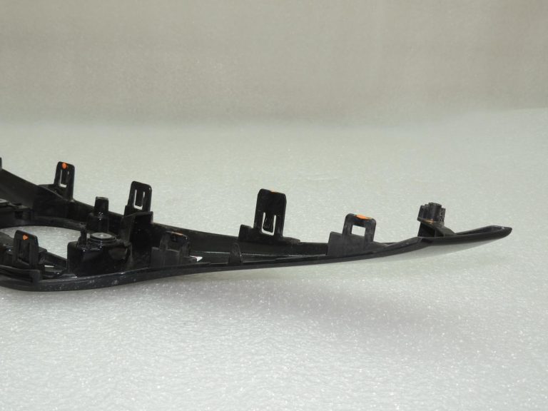 Toyota Corolla E210 radiatora restes priekšējā restes 53111-02C80 53111-02C81 OE