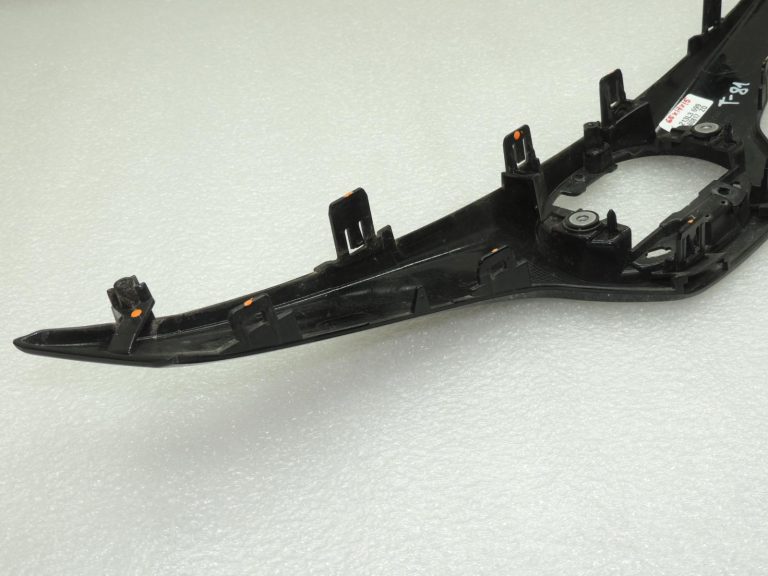 Toyota Corolla E210 radiatora restes priekšējā restes 53111-02C80 53111-02C81 OE