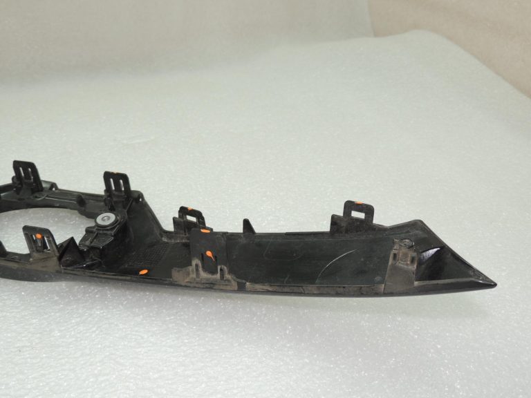 Toyota Corolla E210 radiatora restes priekšējā restes 53111-02C80 53111-02C81 OE