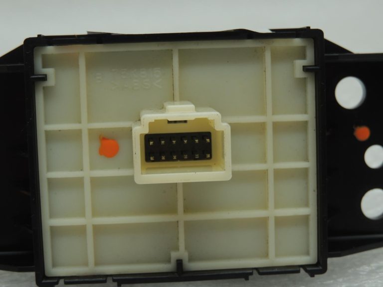 Toyota Corolla E210 slēdzis elektriskajai stāvbremzei 84390-02060 OE