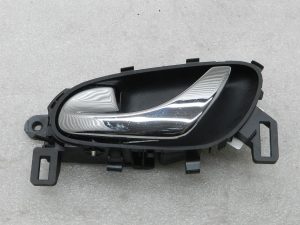Nissan Qashqai oriģinālā aizmugurējā kreisā durvju roktura 806714ea0a