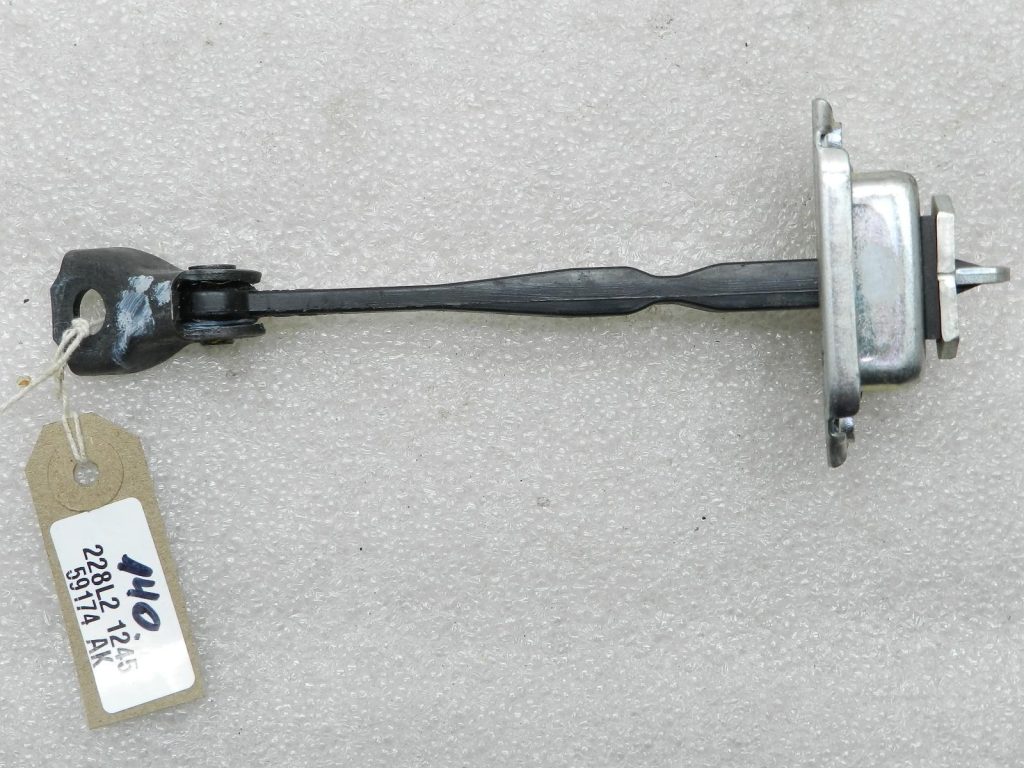 Nissan Qashqai oriģinālais aizmugurējās durvis eņģe 824304EA0A