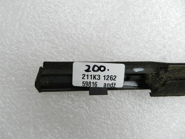 Nissan Qashqai J11 oriģināla aizmugurējā labās puses ārējā durvju loga sliekšņa 82820HV00A