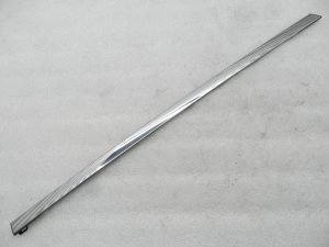 Nissan Qashqai J11 oriģinālā durvju apdares līste, aizmugurējā kreisā durvju loga līste 822834EA1C
