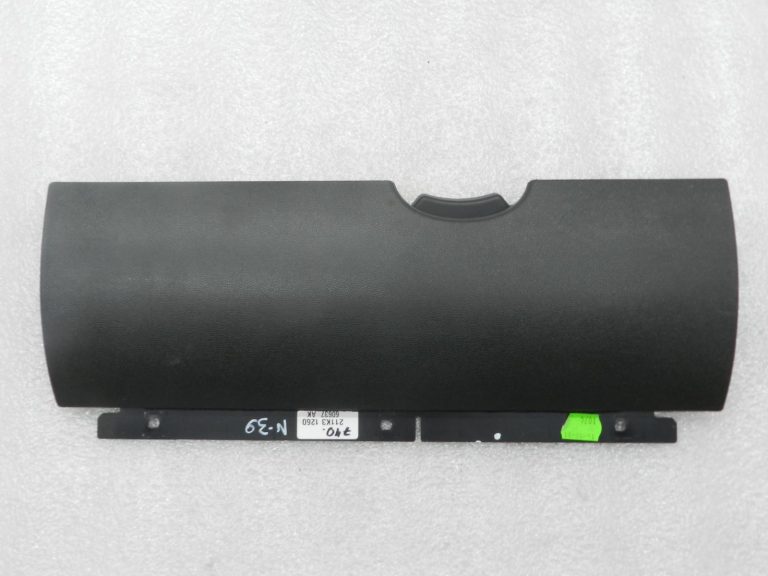 Nissan Navara II oriģinālais cimdu nodalījuma vāciņš 68247EB32C