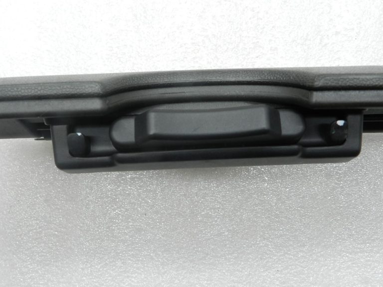 Nissan Navara II oriģinālais cimdu nodalījuma vāciņš 68247EB32C