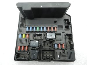 Nissan Qashqai oriģinālā drošinātāju kaste 284b7jd00b