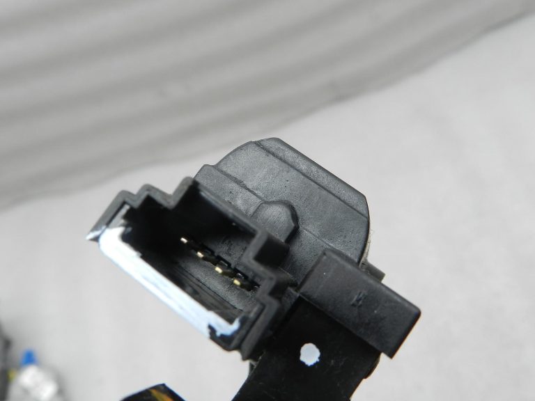 Nissan Qashqai oriģinālā bagāžnieka durvju slēdzene 90502AV70A