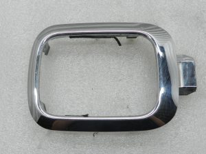 „Nissan Navara II“ oriģinālais pārnesumu sviras apmales vāciņš no plastmasas 969405x00a