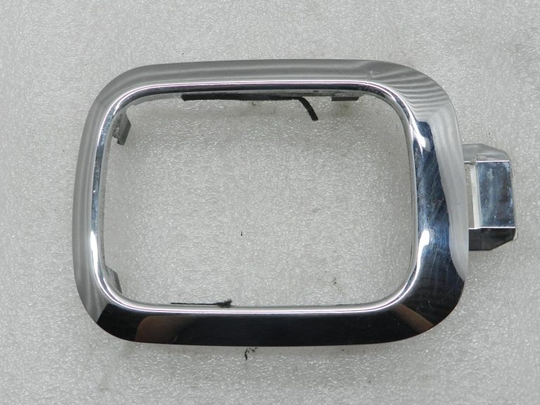 „Nissan Navara II“ oriģinālais pārnesumu sviras apmales vāciņš no plastmasas 969405x00a