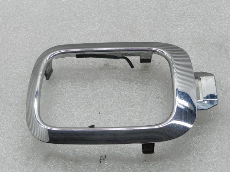 „Nissan Navara II“ oriģinālais pārnesumu sviras apmales vāciņš no plastmasas 969405x00a