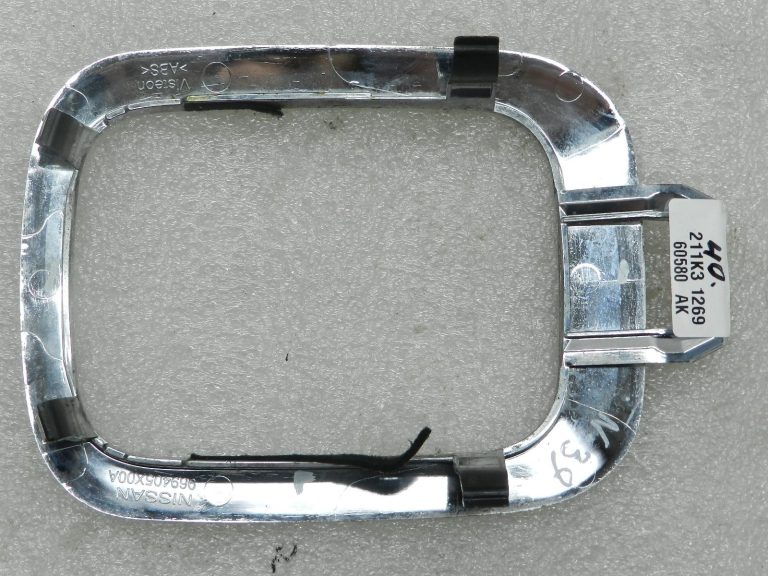 „Nissan Navara II“ oriģinālais pārnesumu sviras apmales vāciņš no plastmasas 969405x00a