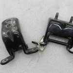 „Nissan Navara II“ oriģinālās aizmugurējās labās puses durvju eņģes komplekts GN0 – MELNA METĀLISKA