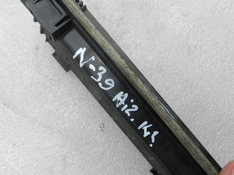 „Nissan Navara II“ oriģinālā virsbūves ventilācijas režģa kreisā puse 76804eb000