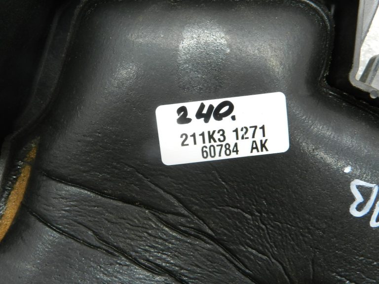 Nissan Navara II D40 3.0DCi oriģinālais degvielas iesmidzinātāja vāciņš (labais puses) 175755X20B