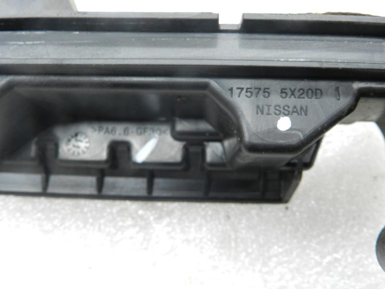 Nissan Navara II D40 3.0DCi oriģinālais pārsega stiprinājums labajā pusē 175755X20D