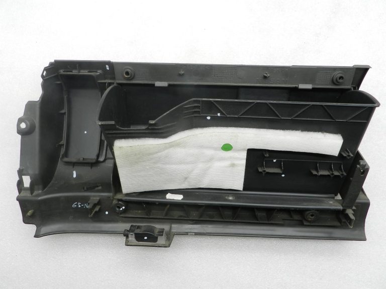 Nissan Navara II oriģinālais cimdu nodalījums ar skrāpējumiem! 681025X15B