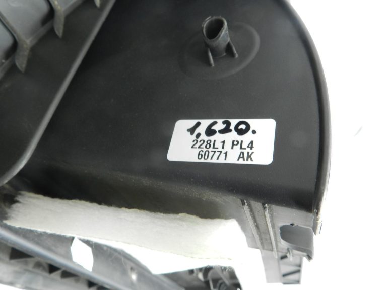 Nissan Navara II oriģinālais cimdu nodalījums ar skrāpējumiem! 681025X15B