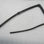 Nissan Navara II oriģinālais aizmugurējais kreisais loga blīvējums 82331EB320