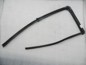 Nissan Navara II oriģinālais aizmugurējais kreisais loga blīvējums 82331EB320