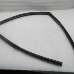Nissan Navara II oriģinālā loga blīve priekšā labajā pusē 80330EB300