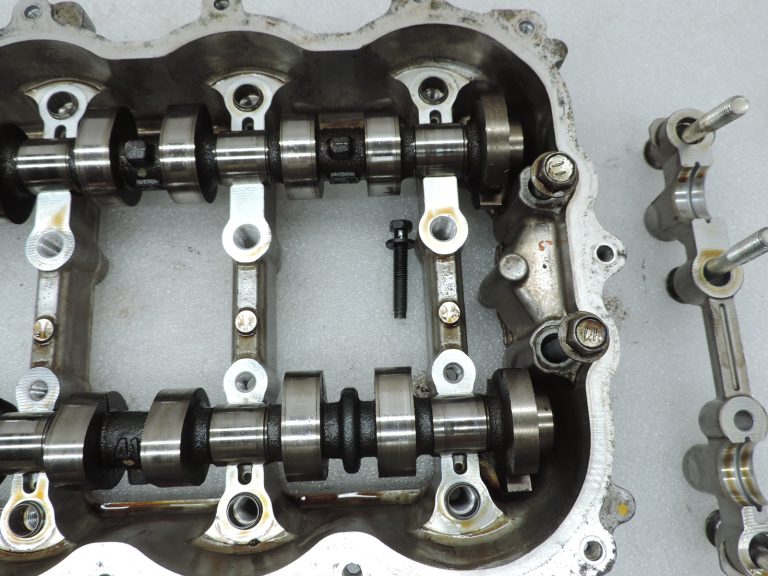 OE Toyota 1,3i benzīns 1NR-FE 16v vārpstas ar vārpstas korpusu 1110347010