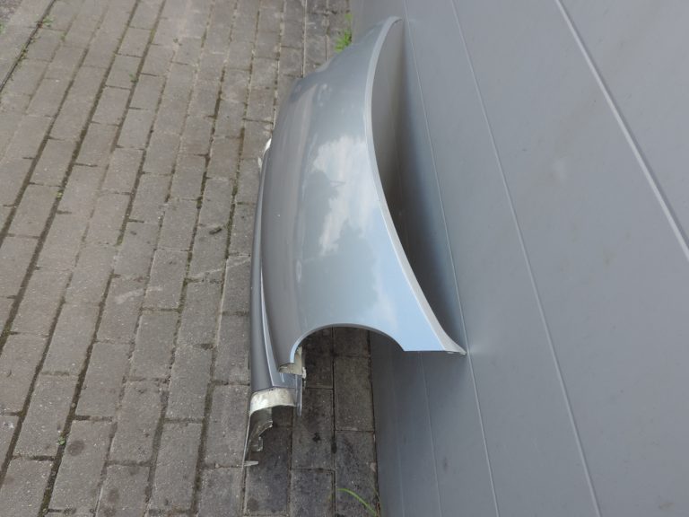 „Smart ForTwo W450“ priekšējā bampera vidusdaļa, detaļas sudrabkrāsā, pārklātas ar sudrabkrāsas laku