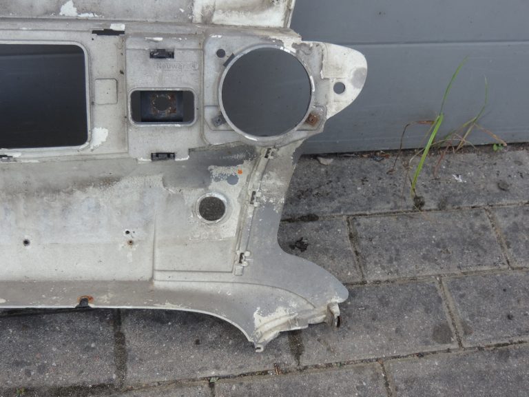 „Smart ForTwo W450“ priekšējā bampera vidusdaļa, detaļas sudrabkrāsā, pārklātas ar sudrabkrāsas laku