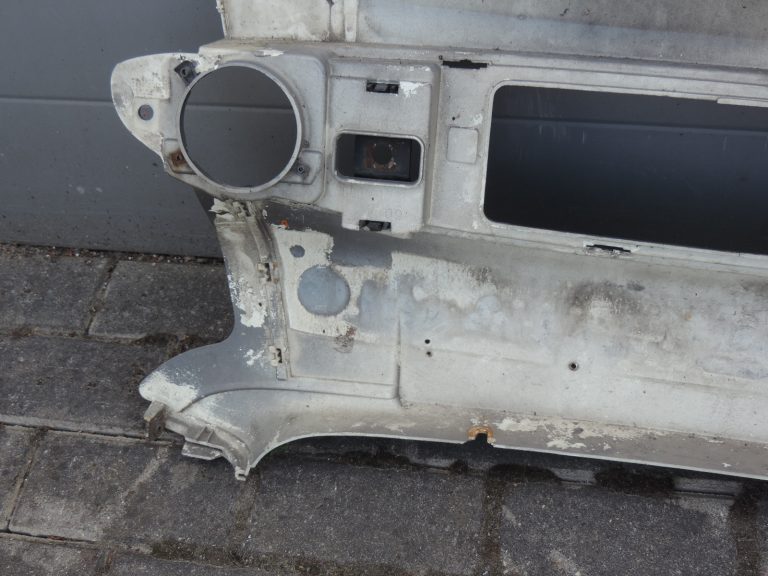„Smart ForTwo W450“ priekšējā bampera vidusdaļa, detaļas sudrabkrāsā, pārklātas ar sudrabkrāsas laku