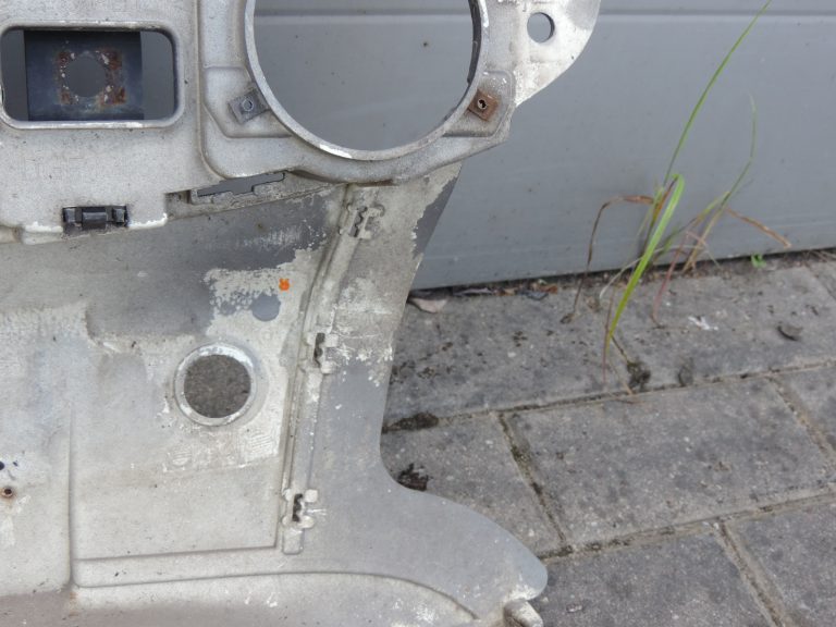 „Smart ForTwo W450“ priekšējā bampera vidusdaļa, detaļas sudrabkrāsā, pārklātas ar sudrabkrāsas laku