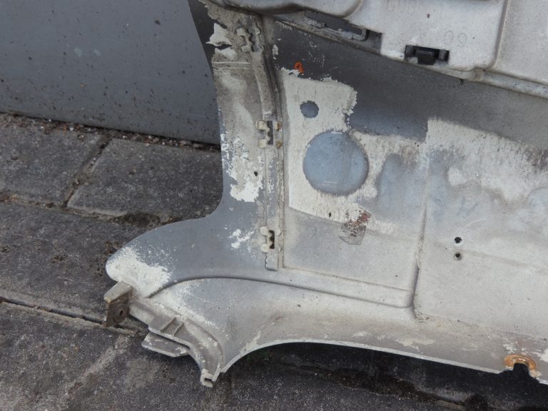„Smart ForTwo W450“ priekšējā bampera vidusdaļa, detaļas sudrabkrāsā, pārklātas ar sudrabkrāsas laku