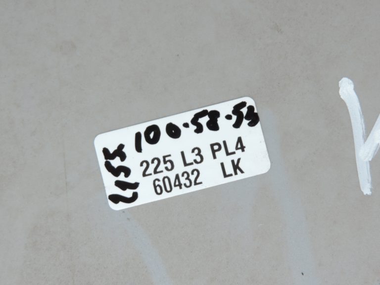 Mitsubishi Pajero V74W V75W V78W Aizmugurējā bampera kreisais stūris MR548025