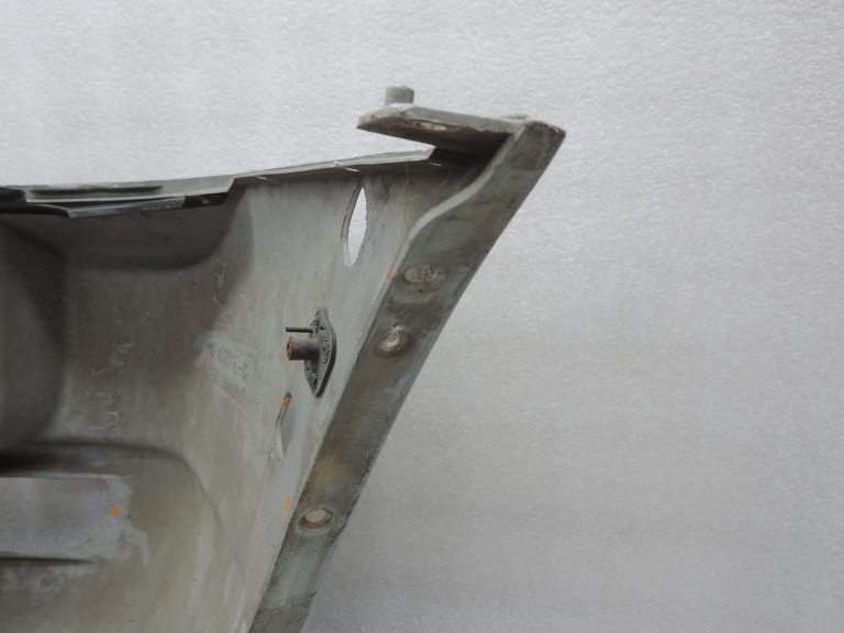 OE Mitsubishi Pajero V68W V64W V65W aizmugurējā kreisā bampera stūre MR548025