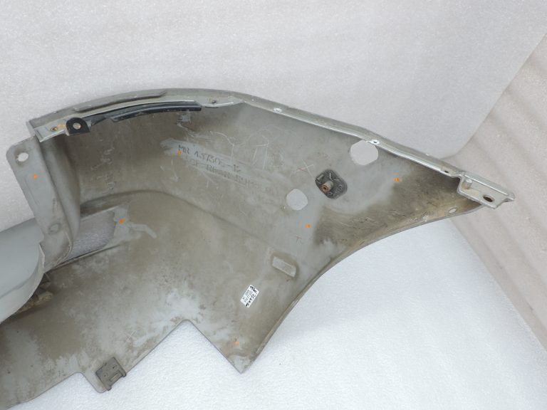 OE Mitsubishi Pajero V68W V64W V65W aizmugurējā kreisā bampera stūre MR548025