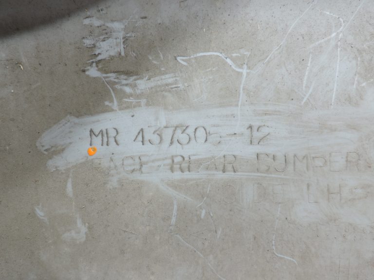 OE Mitsubishi Pajero V68W V64W V65W aizmugurējā kreisā bampera stūre MR548025