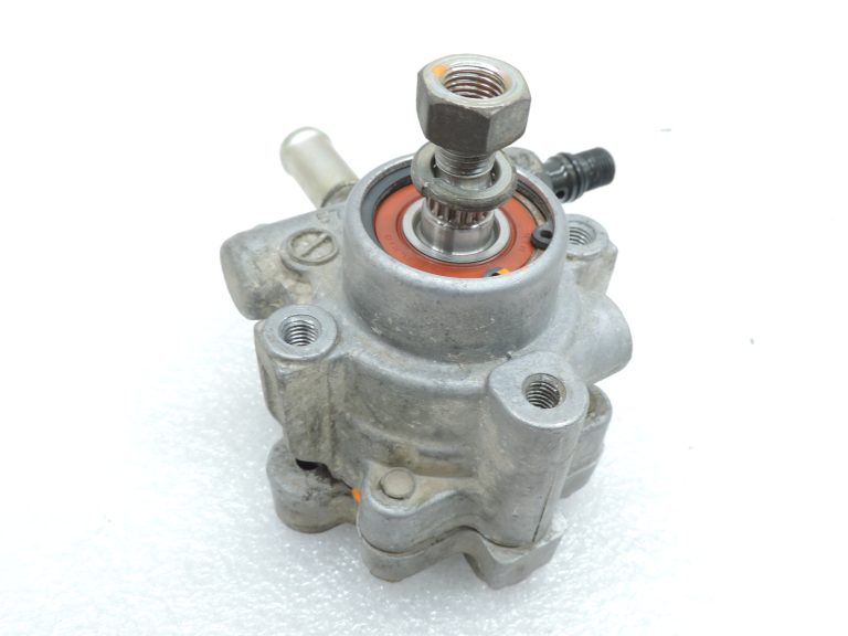 OE Mitsubishi L200 K64T K74T 2,5TD 4D56 stūres pastiprinātāja sūknis MR374897