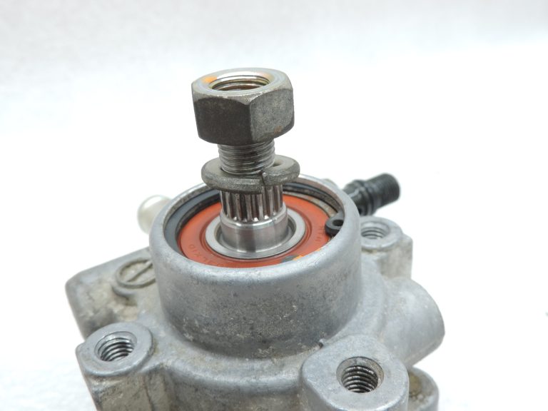 OE Mitsubishi L200 K64T K74T 2,5TD 4D56 stūres pastiprinātāja sūknis MR374897