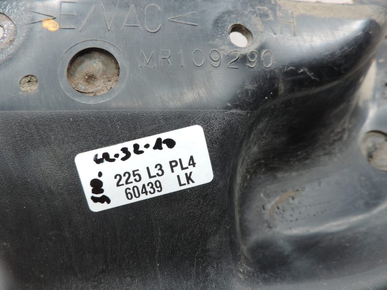 Mitsubishi L200 K74T K75T aizmugurējais labais dubļu aizsargs MR109290