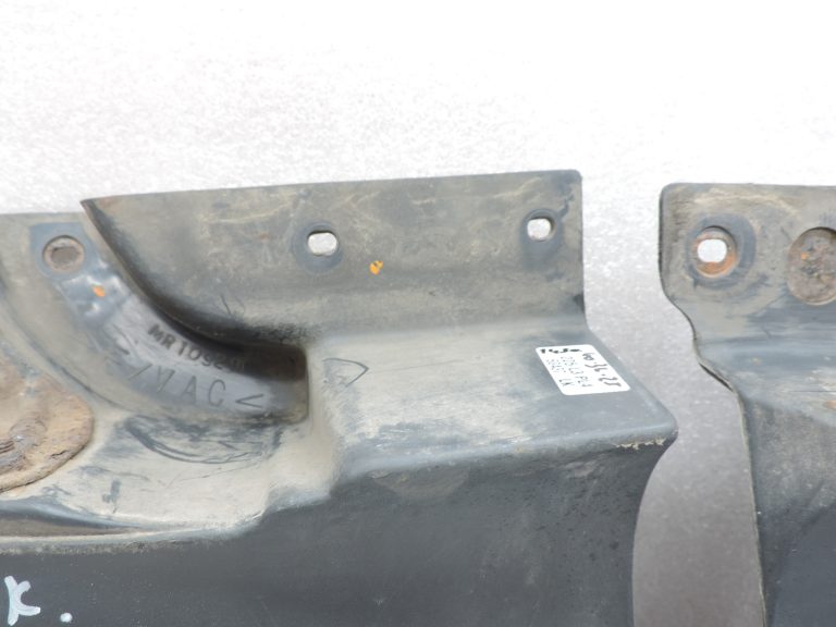Mitsubishi L200 K74T K75T aizmugurējie dubļu aizsargi (kreisais + labais) MR109291 MR109292