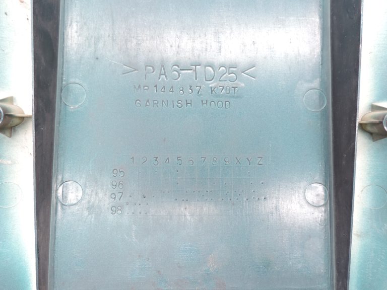 Mitsubishi L200 K64T K74T motora pārsega gaisa ieplūdes atvere MR144837 Hood air scope