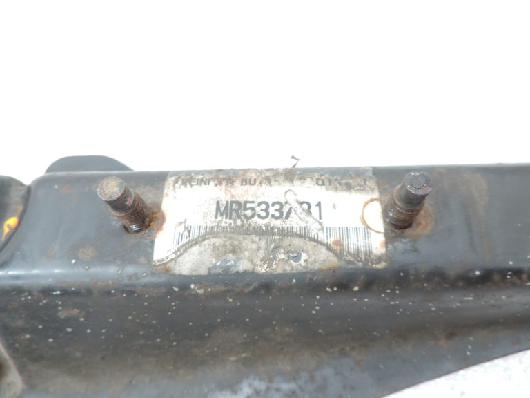 Mitsubishi L200 K64T K74T K75T priekšējā kreisā bufera kronšteins MR533781