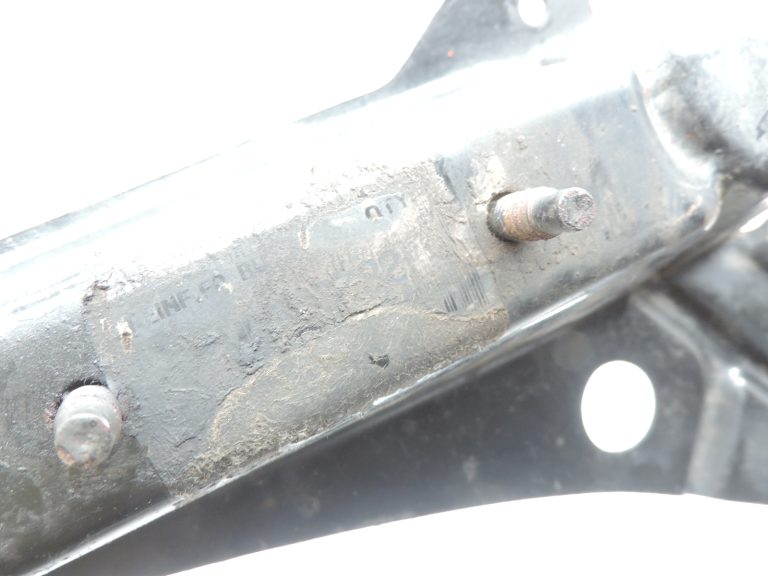 Mitsubishi L200 K64T K74T K75T priekšējā labās puses bufera kronšteins MR533782