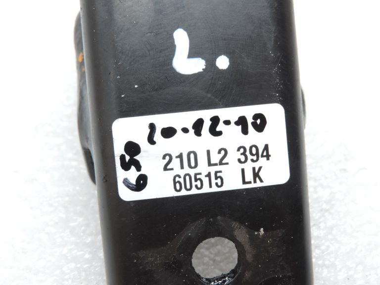 Mitsubishi L200 2,5TD 4D56 K74T K94W dzinēja kronšteins (kreisais) MD310727