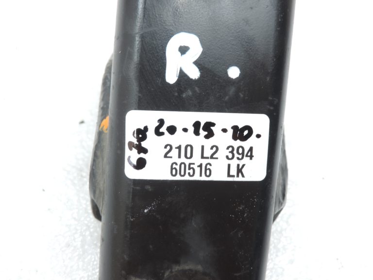 Mitsubishi L200 2,5TD 4D56 K74T K94W dzinēja kronšteins (labajā pusē) MD310726