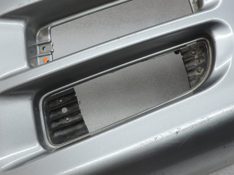 Mitsubishi L200 K74T priekšējā bufera kreisais stūris MR144781