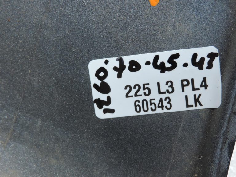 Mitsubishi L200 K74T priekšējā bufera kreisais stūris MR144781